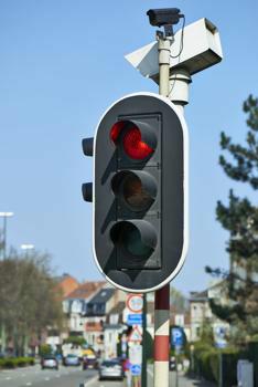 Remplacer tous les feux tricolores par des ronds-points ?