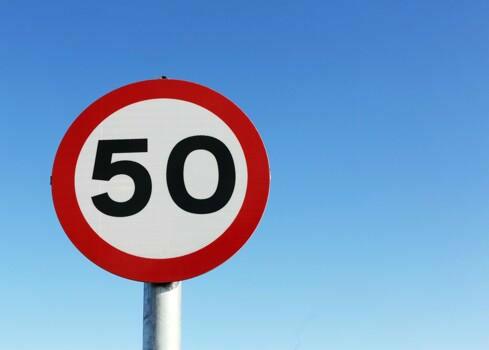  Limites et excès de vitesse en agglomération : règles et sanctions