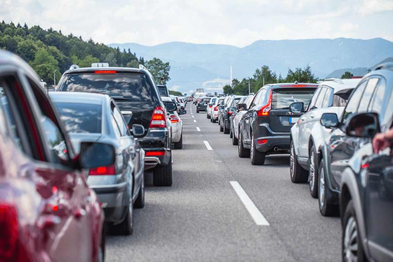  Utiliser la bande d'arrêt d'urgence pendant un embouteillage ? Mauvaise idée !