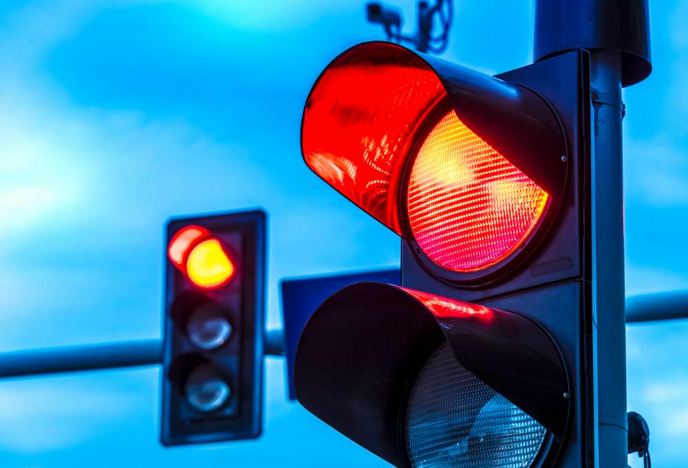 Door het rood licht rijden. Wat riskeert u? Intolaw advocaten